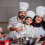 Kunchacko Boban Instagram - It’s the time for Christmas 🎄 Spreading joy,happiness,peace and love to everyone😍😍😍 #chritmasjoy @sanojkumar123 @123weddingalbum @priyaakunchacko