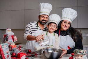 Kunchacko Boban Instagram - It’s the time for Christmas 🎄 
Spreading joy,happiness,peace and love to everyone😍😍😍
#chritmasjoy @sanojkumar123 @123weddingalbum @priyaakunchacko