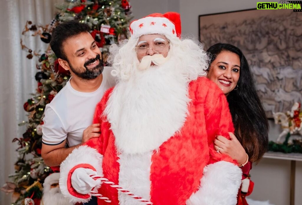 Kunchacko Boban Instagram - It’s the time for Christmas 🎄 Spreading joy,happiness,peace and love to everyone😍😍😍 #chritmasjoy @sanojkumar123 @123weddingalbum @priyaakunchacko