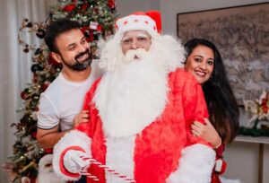 Kunchacko Boban Instagram - It’s the time for Christmas 🎄 
Spreading joy,happiness,peace and love to everyone😍😍😍
#chritmasjoy @sanojkumar123 @123weddingalbum @priyaakunchacko