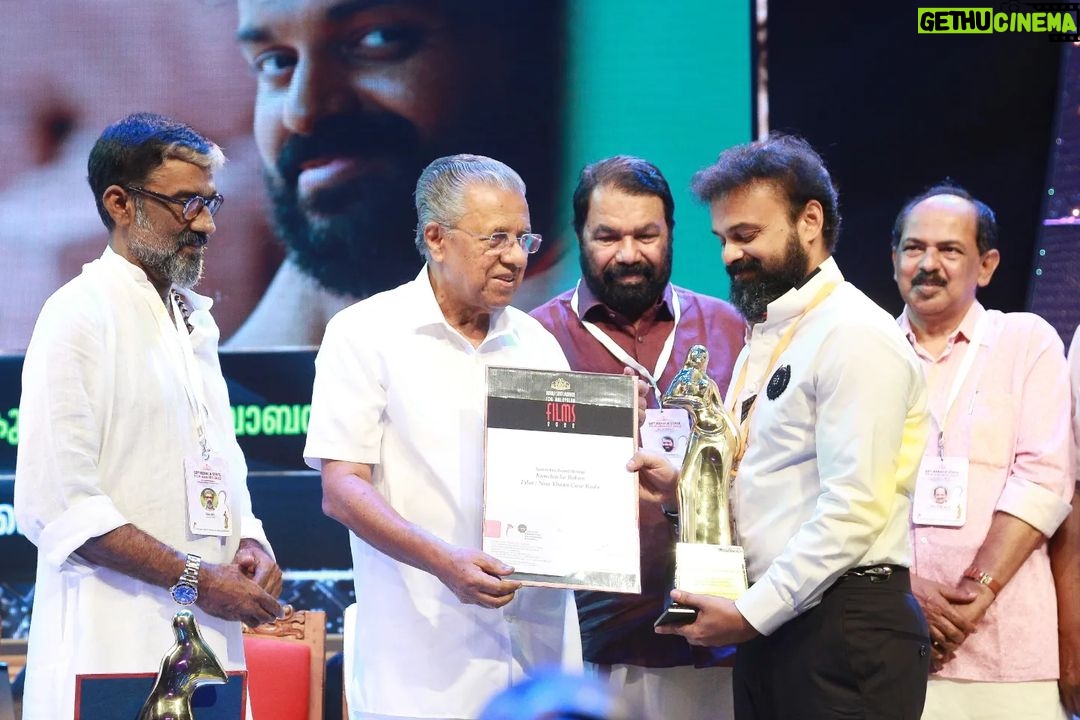 Kunchacko Boban Instagram - 2022 ലെ കേരള സംസ്ഥാന ചലച്ചിത്ര അവാർഡിൽ പ്രത്യേക ജൂറി അവാർഡ് (അഭിനയം) ബഹു.മുഖ്യമന്ത്രി ശ്രീ.പിണറായി വിജയനിൽ നിന്നും ശ്രീ.കുഞ്ചാക്കോ ബോബൻ ഏറ്റുവാങ്ങുന്നു. #ksfa2022 #KeralaStateFilmAwards2022 #stateawards2022 #keralafilm #kerala #malayalamcinema #awards Trivandrum, India