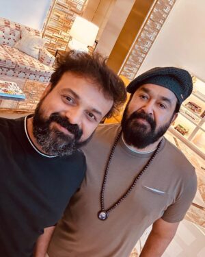 Kunchacko Boban Instagram - Magical moments with the Magician 
…….in Paris✨✨
Thank you Laletta for the ever-memorable moments😍😍
@mohanlal