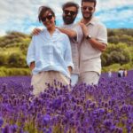 Kunchacko Boban Instagram - It’s Lavender time……..🪻🪻🪻🪻 #kentlavenderfields @rameshpisharody @manju.warrier @bineeshchandra