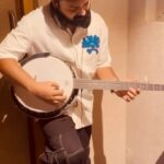 Kunchacko Boban Instagram - Jamming with Jakes….!! When the latent musician in you can’t resist the temptation 🎼 Banjo 🪕 time Strumming after looong!! “Thannannam Thaanannam”…….you can wake me at the middle of night,gimme the guitar and still hear these 🤣🤣 #padminimovie @jakes_bejoy @senna.hegde @aparna.balamurali @madonnasebastianofficial @vincy_sony_aloshious @films.littlebig @deepu.pradeep_