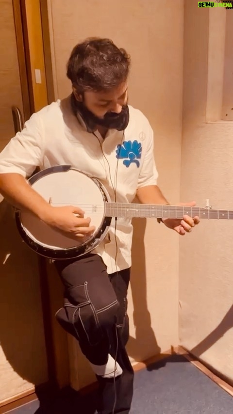 Kunchacko Boban Instagram - Jamming with Jakes….!! When the latent musician in you can’t resist the temptation 🎼 Banjo 🪕 time Strumming after looong!! “Thannannam Thaanannam”…….you can wake me at the middle of night,gimme the guitar and still hear these 🤣🤣 #padminimovie @jakes_bejoy @senna.hegde @aparna.balamurali @madonnasebastianofficial @vincy_sony_aloshious @films.littlebig @deepu.pradeep_