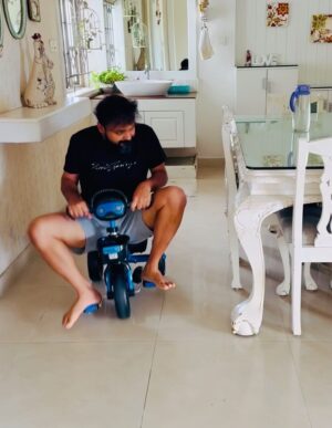Kunchacko Boban Instagram - Dear Dads😎….Be The Child of your Child!!!
……….Happy Appanmaar’s Day……..