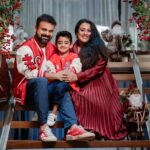 Kunchacko Boban Instagram - It’s the time for Christmas 🎄 Spreading joy,happiness,peace and love to everyone😍😍😍 #chritmasjoy @sanojkumar123 @123weddingalbum @priyaakunchacko