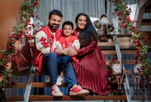 Kunchacko Boban Instagram - It’s the time for Christmas 🎄 
Spreading joy,happiness,peace and love to everyone😍😍😍
#chritmasjoy @sanojkumar123 @123weddingalbum @priyaakunchacko