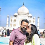 Kunchacko Boban Instagram - ……🤩25years of courtship❤️….. And celebrating that in the backdrop of the monument that epitomise love 💕 @priyaakunchacko