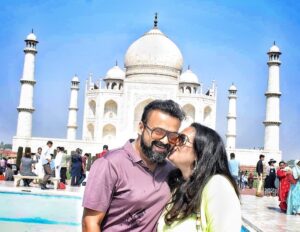 Kunchacko Boban Instagram - ……🤩25years of courtship❤️…..
And celebrating that in the backdrop of the monument that epitomise love 💕 
@priyaakunchacko