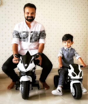 Kunchacko Boban Instagram - …..And the Poo-Valentines….
 😎😎പൂവാലന്റൈന്സ് 😍😍
#bikerboys #funlovers #autoheads
