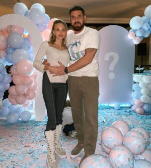 Kurban Omarov Instagram - В то время пока где-то в мире пытаются устроить отмену русской культуры, в России продолжают вкладываться в это направление и развиваться. Только за последние 2 года объем президентских грантов на культурные проекты вырос на треть. Вдумайтесь, средний размер гранта около 4 миллионов рублей, около 2 тысяч проектов! Это очередное подтверждение того, что развиваться в стране можно и для этого есть все условия. А главное - у людей есть желание и стремление, и это круто! Если вы считаете, что желания - легко, вы попробуйте написать 100 своих хотелок. Кажется, фигня. Но вы попробуйте! Мечтать не так просто, чего вы хотите от этой жизни?