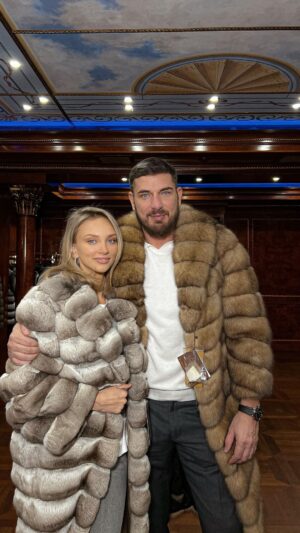 Kurban Omarov Instagram - После того, как Валерия одела Мухтара на воротник и спросила: ‘Ну, как мне идёт?’, я понял, что надо действовать. Теперь моя селедка под шубой. 😸 

Большое спасибо @luxurypalace_premium за заботу, внимание и отдельное спасибо скидку 😉