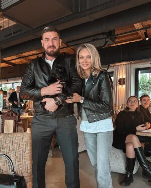 Kurban Omarov Instagram - Мне тут Валерия сказку рассказала, слушайте. 

В одной очень большой стране, в небольшом городке, который стоит на реке вблизи с границей Китая жили-были молодой человек и невероятно красивая девушка. Чувства влюбленных зародились на работе - на космодроме «Восточный». Молодой человек сделал предложение и их свадьба с размахом прошла на выставке «Россия» на ВДНХ и получилась по-настоящему космической, приехав на аурусах под купол центра «Космонавтика и авиация» они обменялись кольцами! 

Сказка по ходу не ложь, но кажется в ней и намек есть, что думаете? 

P.S. А город, где познакомились влюбленные, угадаете?