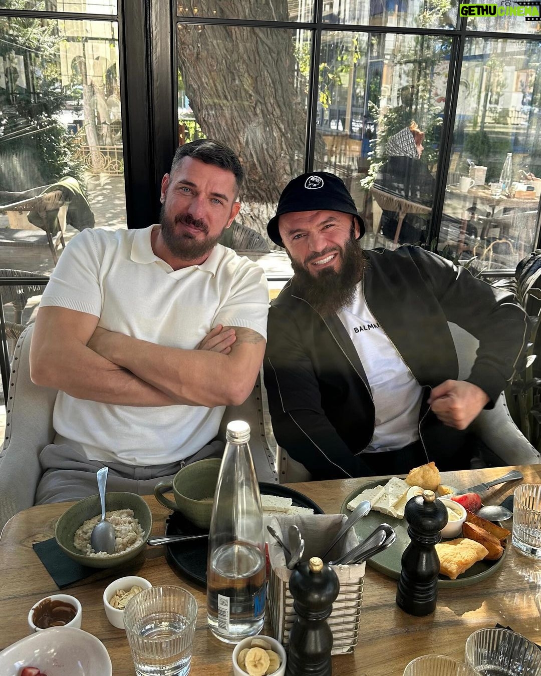 Kurban Omarov Instagram - Бизнес завтрак, обсуждали все плюсы и минусы агрессивного маркетинга))