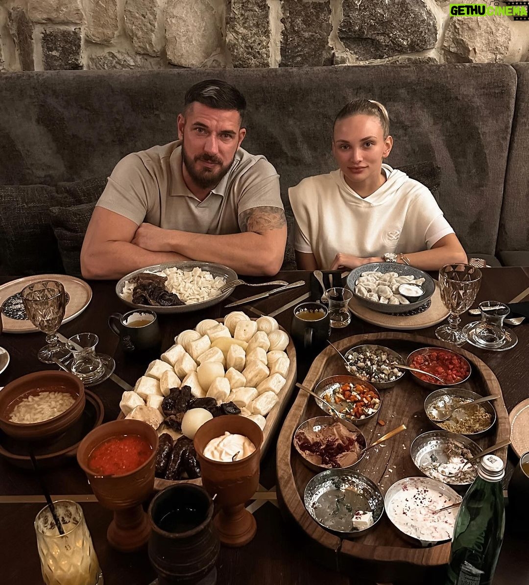 Kurban Omarov Instagram - Я уже три года не встречал человека, который не знает что такое хинкал. Поэтому смело задам вам вопрос. Сколько видов хинкала вы видите на столе? Machatschkala, Dagestan, Russia