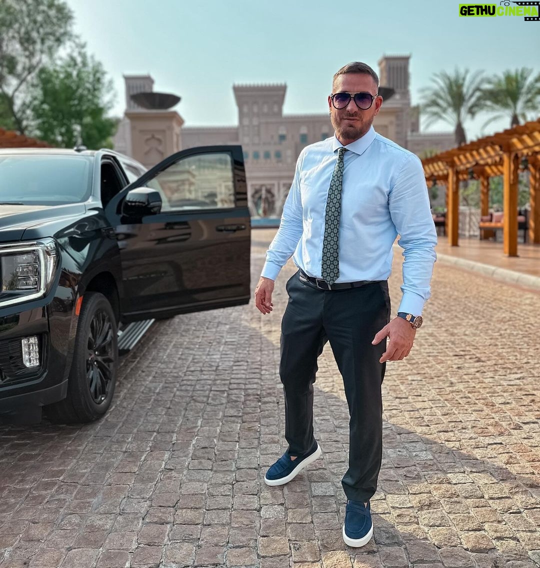 Kurban Omarov Instagram - У себя в сторис я уже рассказывал про то, что в этом году отмечается 100-летие дагестанского поэта Расула Гамзатова. В его честь прошел концерт, на котором присутствовал в том числе президент. И мне понравилось как он подметил цитатой нашего поэта реально одну из формул нашей российской идентичности: «В Дагестане я аварец, в России я дагестанец, за границей русский». Вот она уникальность - огромная общая история, национальное многообразие, единство разных культур. А как вы считаете, что еще нас объединяет и выделяет?