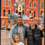 Kurban Omarov Instagram - Каждый день, проведенный без них, напоминает мне, насколько они важны в моей жизни. Уже скучаю по ним.