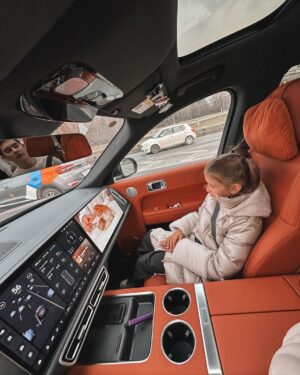 Kurban Omarov Instagram - Такая красивая, скромная, по-детски застенчивая, постоянно анализирует события. Логика, смекалка, юмор. Не дочка, а мечта❤️ Мы с Омаров кайфуем, когда она с нами. Все сразу становится по-другому.
