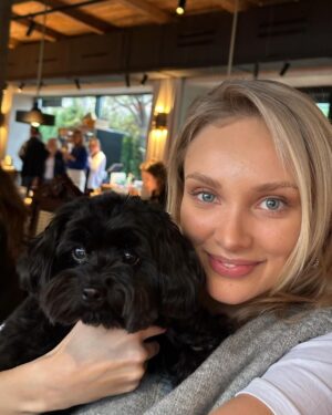 Kurban Omarov Instagram - Мне тут Валерия сказку рассказала, слушайте. 

В одной очень большой стране, в небольшом городке, который стоит на реке вблизи с границей Китая жили-были молодой человек и невероятно красивая девушка. Чувства влюбленных зародились на работе - на космодроме «Восточный». Молодой человек сделал предложение и их свадьба с размахом прошла на выставке «Россия» на ВДНХ и получилась по-настоящему космической, приехав на аурусах под купол центра «Космонавтика и авиация» они обменялись кольцами! 

Сказка по ходу не ложь, но кажется в ней и намек есть, что думаете? 

P.S. А город, где познакомились влюбленные, угадаете?