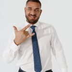 Kurban Omarov Instagram - Когда встречаю уехавших, первое, что они спрашивают, как там без apple pay? Приходится рассказывать, что отлично. Карты и наличку с собой можно по-прежнему не носить. Все оплачивается в пару кликов через qr-коды или сбп. Да, с айфона, а с андроидов еще проще. Мир pay, sber pay, платежные стикеры. Вариантов навалом. Поэтому я всегда смеюсь и спрашиваю, не отключили ли у них случайно интернет и связь с близкими? Иначе я не могу объяснить их фантазии на эту тему. Никто в России с барсетками из 90х не ходит, все благодаря вовремя созданной национальной платежной системе. А вы, кстати, как чаще всего расплачиваетесь?