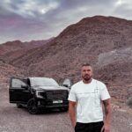 Kurban Omarov Instagram - Я рос во времена, когда вместо соцсетей детей и молодежь развлекала улица. Там были свои группы по интересам. Кто-то приемы из спортзала отрабатывал, кто-то брейк, кто-то сальтухи крутил, или битбоксил. И представьте мое удивление, когда я наткнулся на прямую трансляцию фестиваля уличных культур «Кардо», который проходит в Ставрополе. Вместе со мной его смотрели 15000 человек. И главное, участники там не просто показывают на что способны, но и получают гранты, победители забирают 1,5 млн рублей. И это очень круто, потому что уличная культура есть и развивается. Там ребята, которые реально, чем-то увлекаются, горят идеей, а не просто зависают в онлайн игрушках. Там спорт, физические возможности, настоящие таланты. Хип-хоп, граффити, паркур(аж 13район вспомнил). И я понял, что мы очень мало знаем о современных возможностях у наших детей и их увлечениях. Такие фестивали - это лучшая прививка от безделия и путь к диалогу с новым поколением. Как вам такие мероприятия. Ваши дети, чем увлекаются?