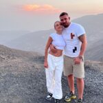 Kurban Omarov Instagram - Для нас было открытием узнать, что в Арабских Эмиратах есть горы. И, естественно, мы сразу отправились туда. Наверху нас встретил сладкий, прохладный воздух, прекрасные виды горных вершин и живописные пейзажи. Мы наслаждались панорамой вокруг, ощущая легкий ветерок и запах дикой растительности. Это было незабываемое путешествие. Jebel Jais Mountain, Ras Al Khaimah