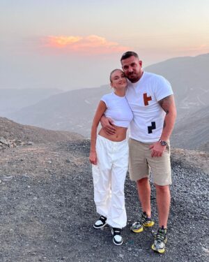 Kurban Omarov Instagram - Для нас было открытием узнать, что в Арабских Эмиратах есть горы. И, естественно, мы сразу отправились туда. Наверху нас встретил сладкий, прохладный воздух, прекрасные виды горных вершин и живописные пейзажи. Мы наслаждались панорамой вокруг, ощущая легкий ветерок и запах дикой растительности. Это было незабываемое путешествие.