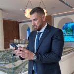 Kurban Omarov Instagram - Ну что, есть еще те, кто хочет стать блогером? Все, раньше надо было думать. В общественной палате уже обсуждают законопроект о блогерах, и теперь это не будет развлечением и способом просто так подзаработать. Набрал 10 тысяч подписчиков - регистрируйся, отвечай за то, что несешь в массы. Правильно? Ну и плюшки тоже будут - права наравне с журналистами, аккредитации, возможность отправлять запросы и получать на них гарантированные ответы. На мой взгляд давно пора. Потому что этот рынок стал огромным, вспомните сколько там миллионов не доплатили в бюджет некоторые. Поэтому регулировать, конечно, надо. Но с обсуждением всех сторон, чтобы не превратить все это в цирк. Думаю, что тут многие будут за такой законопроект. Теперь вопрос - кого еще надо вывести из тени?