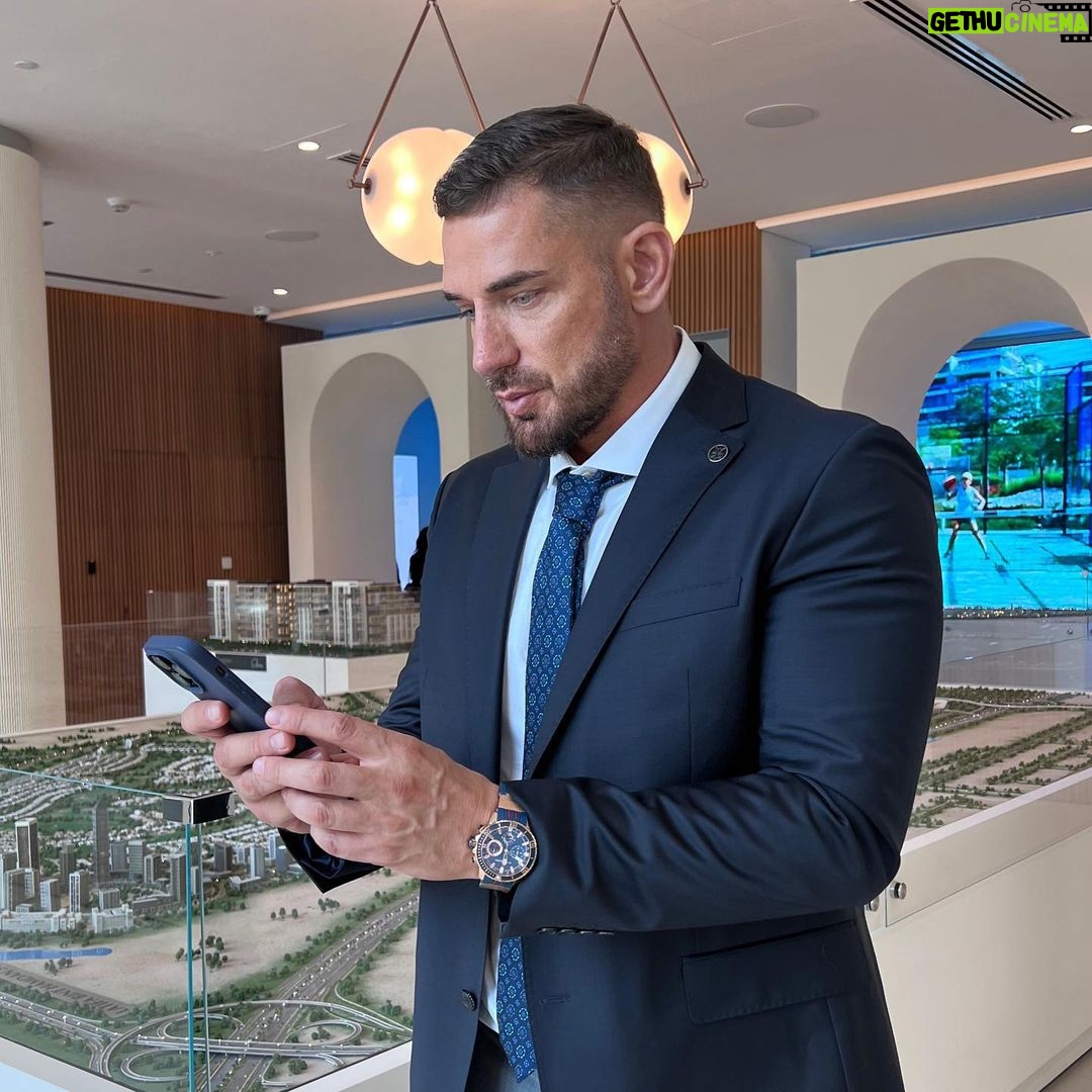 Kurban Omarov Instagram - Ну что, есть еще те, кто хочет стать блогером? Все, раньше надо было думать. В общественной палате уже обсуждают законопроект о блогерах, и теперь это не будет развлечением и способом просто так подзаработать. Набрал 10 тысяч подписчиков - регистрируйся, отвечай за то, что несешь в массы. Правильно? Ну и плюшки тоже будут - права наравне с журналистами, аккредитации, возможность отправлять запросы и получать на них гарантированные ответы. На мой взгляд давно пора. Потому что этот рынок стал огромным, вспомните сколько там миллионов не доплатили в бюджет некоторые. Поэтому регулировать, конечно, надо. Но с обсуждением всех сторон, чтобы не превратить все это в цирк. Думаю, что тут многие будут за такой законопроект. Теперь вопрос - кого еще надо вывести из тени?