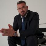 Kurban Omarov Instagram - В моих комментах часто просят помочь, жалуются, что нет возможностей вырасти, чего-то достичь. Только ребят, давайте по-честному все эти запросы во вселенную, чтение пабликов с цитатами «миллионеров» и подглядывание за чужой шикарной жизнью никуда не приведут. Возможности есть, но ключевой навык - видеть их. Да и я, и другие часто рассказывают такие вещи. И если еще лет 10 назад с массовыми социальными лифтами были проблемы, то сейчас их сильно больше. Те же Лидеры России - сложно, прям очень не просто, но однозначно круто и интересно. Сейчас смотрю еще на Мастеров гостеприимства - для тех, кто хочет развиваться в туризме. Даже для блогеров есть - «топ блогер». И это маленькая часть из десятков проектов, которые выросли и дали старт многим на платформе Россия – страна возможностей, заявки подавали 20 миллионов человек за 5 лет(!). Давайте честно, кто хоть раз из вас зашел на сайт и посмотрел сам? Что вас останавливает?
