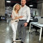 Kurban Omarov Instagram - Тут столько всего есть показать. Обещаю, как только жара немного спадёт, я буду создавать для вас интересный контент из Дубая. А пока у меня в офисе самый холодный кондиционер – даже горячая Валерия приезжает остудиться😸 Кстати, пока мы не можем ничего показывать, мы будем обсуждать эту тему. Сегодня на нашем рабочем аккаунте @zimadubai выйдет наш импровизированный подкаст, не знаю, как получится, но поржём точно. Вы же меня знаете.