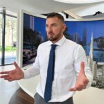 Kurban Omarov Instagram - Подписан закон об антимонопольном регулировании маркетплейсов и агрегаторов. Что это значит для вас с нами? Если переводить на язык простого человека, то крупные площадки, такие как авито, яндекс такси, циан, вайлдберриз и прочие не смогут больше устанавливать минимальную и максимальную цену на товары, также нельзя будет устанавливать разную (!) цену на один и тот же товар или услугу, убирать товар с высоким спросом из продажи. А такое случалось, да. Такси не смогут в плохую погоду в разы повышать цены, также и магазины не смогут больше за пару часов сменить ценник на ту же гречку с 50 до 200, многие помнят как это было. Это если коротко и совсем просто. Отдельные пункты коснутся защиты тех, кто продает свои товары на таких крупных площадках. И это в общем-то давно пора было сделать. Теперь посмотрим как это будет работать. Кстати, помашите рукой, кто из вас тоже уже продает что-то на маркетплейсах или думает этим заняться! Посмотрим сколько вас, ну и задавайте вопросы.