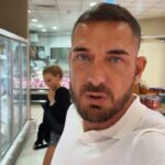 Kurban Omarov Instagram – Цены на продукты в Дубае!
(но стоит отметить, что это не самый дешёвый магазин, типа нашей азбуки вкуса) 

Продукты в Дубае представляют собой  сочетание местных традиций и глобального влияния. Здесь выбор продуктов из разных уголков мира, что отражает его международный характер и культурное разнообразие.

Цена продуктов в Дубае формируется на основе разных факторов. Во-первых, существуют затраты на импорт, которые могут быть довольно высокими, учитывая, что большинство продуктов приходится импортировать из-за относительно ограниченных возможностей для сельского хозяйства в регионе. Во-вторых, цена также зависит от уровня качества продукта и бренда.

Интересный факт – даже в такой пустынной среде, как Дубай, местные фермеры выращивают овощи и фрукты, используя гидропонику и другие современные технологии. Эти местные продукты часто можно найти на фермерских рынках в Дубае.

Еще одной уникальной особенностью Дубая является его любовь к роскоши. Некоторые из самых дорогих продуктов в мире можно найти здесь, включая шафран, икру и даже золото для приготовления пищи!

P.S Напишите что почём из этого у нас?