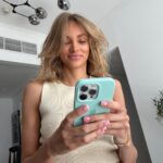 Kurban Omarov Instagram – Стоит улыбается потому, что я все утро как на иголках. Она решила выйти на работу!

Сегодня для меня непростой день – моя девушка, великолепная косметолог, отправилась на свою первую работу в Дубае. Да, вы не ошиблись, она покинула своего верного и любящего ее мужчину на целый день. 🥲 

Косметология для неё – как коту сметана. При всём моём уважении к этому искусству, пришлось признать, что я стал её вторым любимым…после косметологии((

И знаете что? Я просто горд за нее! Вот так, взяла и нашла работу в новой стране. Она такая независимая и уверенная в себе, что я не могу не восхищаться ей.