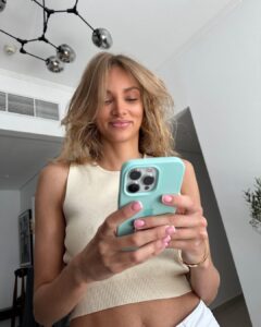 Kurban Omarov Instagram - Стоит улыбается потому, что я все утро как на иголках. Она решила выйти на работу! Сегодня для меня непростой день - моя девушка, великолепная косметолог, отправилась на свою первую работу в Дубае. Да, вы не ошиблись, она покинула своего верного и любящего ее мужчину на целый день. 🥲 Косметология для неё - как коту сметана. При всём моём уважении к этому искусству, пришлось признать, что я стал её вторым любимым...после косметологии(( И знаете что? Я просто горд за нее! Вот так, взяла и нашла работу в новой стране. Она такая независимая и уверенная в себе, что я не могу не восхищаться ей.