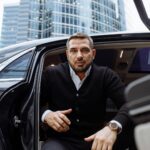 Kurban Omarov Instagram – С чего начинается Родина? 

Да все правильно, все как в той известной песне. Лично для меня – это в первую очередь дом, где родился и вырос ты, где жили твои родные, твоя семья, традиции и устои. Как бы классно нам не было где-то в другом месте, нас все равно будет тянуть к тем самым родным местам. 

Поэтому я считаю так: путешествовать можно куда угодно, иногда жить какое-то время где угодно, бизнес вести где хочешь, но Родина у нас одна. С днем России, дорогие друзья! С праздником! 

Сегодня многие будут отмечать этот день. У нас в Махачкале пройдёт традиционный праздничный концерт, а если вы вдруг сейчас в Дагестане, приезжайте в Каспийск – там пройдет разворачивание масштабного флага России, уверен, это будет очень зрелищно. 

Делитесь в комментариях где и как вы будете отмечать сегодняшний день!