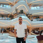 Kurban Omarov Instagram – Интересно было весь год читать тех, кто уехал и пытается легализоваться в других странах. Мне кажется, люди впервые массово признали, что в РФ все-таки одна из крутейших банковских систем, где все гораздо быстрее, удобнее, понятнее. Плюсом к этому система по документам, наша бюрократия просто на лайте по сравнению с другими странами. Реально мало где можно столько всего сделать через интернет. И это мы успели уже привыкнуть к хорошему, еще совсем недавно все было по-другому. И тут заслуга прежде всего тех, кто развивал цифровизацию, тянул кабели от Камчатки до Чукотки, и продолжают делать огромную инфраструктуру восток-запад. Все-таки интернет кардинально меняет мир, и кстати, по доступности интернета, как я прочитал в новостях со встречи президента с Ростелекомом, мы на 6 месте. Есть куда расти, уверен, что еще 5-10 лет максимум, и мы будем жить совсем в другой реальности. Если уже 90% населения страны сейчас пользуется интернетом, то думаю вскоре это будет повсеместно. И это реально так, я знаю людей, которые в 80-90 лет отлично владеют смартфонами, совершают видеозвонки и читают новости! А вы учите своих стариков пользоваться глобальной сетью?
