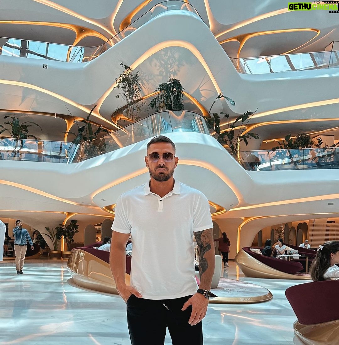 Kurban Omarov Instagram - Интересно было весь год читать тех, кто уехал и пытается легализоваться в других странах. Мне кажется, люди впервые массово признали, что в РФ все-таки одна из крутейших банковских систем, где все гораздо быстрее, удобнее, понятнее. Плюсом к этому система по документам, наша бюрократия просто на лайте по сравнению с другими странами. Реально мало где можно столько всего сделать через интернет. И это мы успели уже привыкнуть к хорошему, еще совсем недавно все было по-другому. И тут заслуга прежде всего тех, кто развивал цифровизацию, тянул кабели от Камчатки до Чукотки, и продолжают делать огромную инфраструктуру восток-запад. Все-таки интернет кардинально меняет мир, и кстати, по доступности интернета, как я прочитал в новостях со встречи президента с Ростелекомом, мы на 6 месте. Есть куда расти, уверен, что еще 5-10 лет максимум, и мы будем жить совсем в другой реальности. Если уже 90% населения страны сейчас пользуется интернетом, то думаю вскоре это будет повсеместно. И это реально так, я знаю людей, которые в 80-90 лет отлично владеют смартфонами, совершают видеозвонки и читают новости! А вы учите своих стариков пользоваться глобальной сетью?
