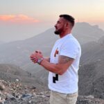 Kurban Omarov Instagram - Для нас было открытием узнать, что в Арабских Эмиратах есть горы. И, естественно, мы сразу отправились туда. Наверху нас встретил сладкий, прохладный воздух, прекрасные виды горных вершин и живописные пейзажи. Мы наслаждались панорамой вокруг, ощущая легкий ветерок и запах дикой растительности. Это было незабываемое путешествие. Jebel Jais Mountain, Ras Al Khaimah