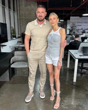 Kurban Omarov Instagram - Чем больше любви и заботы я вкладываю в это прекрасное создание, тем больше получаю назад. Ведь женщина костер, чем больше дров в него подкинешь, тем сильнее согреет.