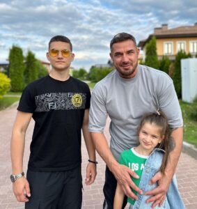Kurban Omarov Instagram - Жизнь интересная штука. Никогда не знаешь, что будет завтра, но всегда с предвкушением ждёшь этого. Я например люблю когда она круто меняется, скоро вы узнаете ещё одну новость… Но перед этим я собрал своих детей и провел с ними прекрасный день.