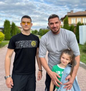 Kurban Omarov Instagram - Жизнь интересная штука. Никогда не знаешь, что будет завтра, но всегда с предвкушением ждёшь этого. 

Я например люблю когда она круто меняется, скоро вы узнаете ещё одну новость…

Но перед этим я собрал своих детей и провел с ними прекрасный день.