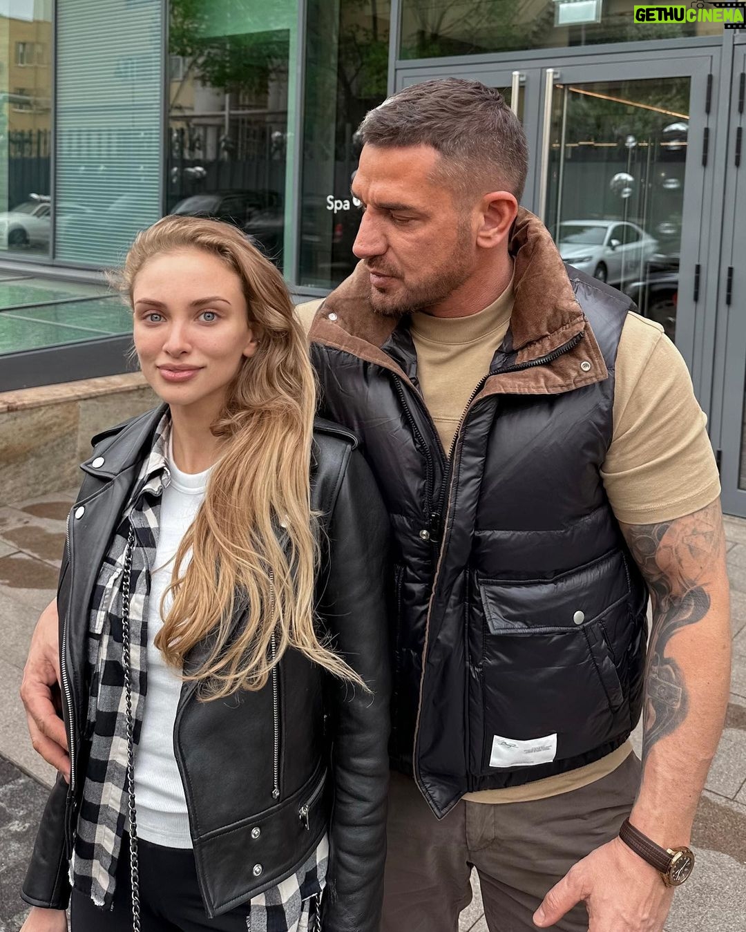 Kurban Omarov Instagram - Тут в разговорах возник вопрос о семейных традициях. Кто-то считает, что их сегодня почти нет, кто-то наоборот. Я знаю точно одно - у нас они есть. И самая главная из них - спорт в нашей жизни. Это не просто физуха какая-то. Это и воспитание характера, умение преодолевать трудности, общение семьей, оказание поддержки, проявление любви. И если говорить глобально, то сейчас самое время поддержать и развить спорт как и национальную традицию. Время пройдёт, санкции отменятся, будет другой мир, а наши спортсмены, я уверен, останутся лучшими. Я даже не удивился, когда об этом же, как один из векторов развития и приоритетов, обозначил президент. Наши спортсмены всегда были впереди, отличались стальным характером и огромной волей к победе. Именно поэтому мы побеждали, побеждаем и будем побеждать. А у вас самих есть традиции? Насколько вы им верны? Нужны ли они сегодня в 21 веке? Давайте поболтаем!