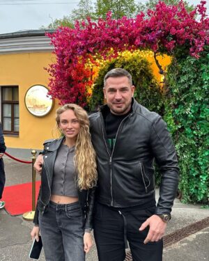 Kurban Omarov Instagram - Так, нешуточная история разгорелось у меня в директе. Надо выносить на общее. 

Кого конкретно она не добавляет себе в подписчики, я вечером серьёзно поговорю с ней. И не забудьте написать сколько ждёте, про вас в первую очередь узнаю😎