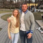 Kurban Omarov Instagram - Лера до сих пор на новый квадрик налюбоваться не может. Но уже сидит выбирает новую машину! Ну ладно, вместе смотрим. Удивительно насколько девчонкам идут тачки, и вообще я вижу, что очень много девушек отлично водят! Правда, вопреки всем шуткам, чаще гораздо лучше парней. Мы тут с ней недавно смотрели еще разные машины, не только личные автокары, а современные, грузовые, в том числе наткнулись, что в Магнитогорске изобрели и испытывают грузовик-беспилотник «Урал». Зверь машина может сутками перемещать до 5 тонн груза. Без сна и отдыха. Вот это мощь! У него даже кабины в принципе нет. Я на дорогах видел беспилотники, мне норм, а вас они пугают? Ночью по трассе едет такой навстречу грузовик без кабины..