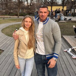 Kurban Omarov Instagram - Лера до сих пор на новый квадрик налюбоваться не может. Но уже сидит выбирает новую машину! Ну ладно, вместе смотрим. Удивительно насколько девчонкам идут тачки, и вообще я вижу, что очень много девушек отлично водят! Правда, вопреки всем шуткам, чаще гораздо лучше парней. 

Мы тут с ней недавно смотрели еще разные машины, не только личные автокары, а современные, грузовые, в том числе наткнулись, что в Магнитогорске изобрели и испытывают грузовик-беспилотник «Урал». Зверь машина может сутками перемещать до 5 тонн груза. Без сна и отдыха. Вот это мощь! У него даже кабины в принципе нет. 

Я на дорогах видел беспилотники, мне норм, а вас они пугают? Ночью по трассе едет такой навстречу грузовик без кабины..