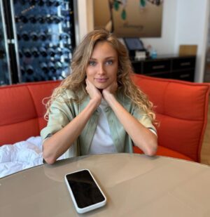 Kurban Omarov Instagram - И так в сторис я поднял вопрос стоит ли краситься молоденьким красивым девочкам. И к моему удивлению мнения разделились ровно пополам🤷‍♂️
Я был уверен, что вы меня поддержите и скажите рановато))) Но вы …. 👻 

Хотя бы вот так чуть-чуть как на фото!

Я устал читать директ по этому давайте здесь)))