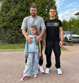 Kurban Omarov Instagram - Жизнь интересная штука. Никогда не знаешь, что будет завтра, но всегда с предвкушением ждёшь этого. 

Я например люблю когда она круто меняется, скоро вы узнаете ещё одну новость…

Но перед этим я собрал своих детей и провел с ними прекрасный день.