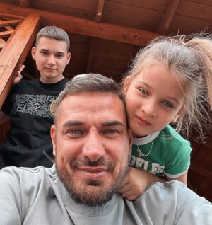 Kurban Omarov Instagram - Жизнь интересная штука. Никогда не знаешь, что будет завтра, но всегда с предвкушением ждёшь этого. 

Я например люблю когда она круто меняется, скоро вы узнаете ещё одну новость…

Но перед этим я собрал своих детей и провел с ними прекрасный день.